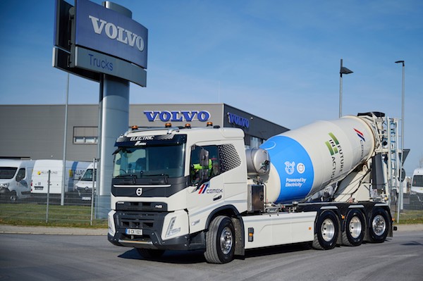VOLVO TRUCKS DELIVERS THE FIRST HEAVY-DUTY FMX ELECTRIC CONCRETE MIXER TO CEMEX